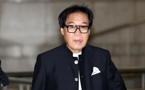 '미술품 대작 의혹' 조영남 1심서 징역 10개월에 집행유예 2년