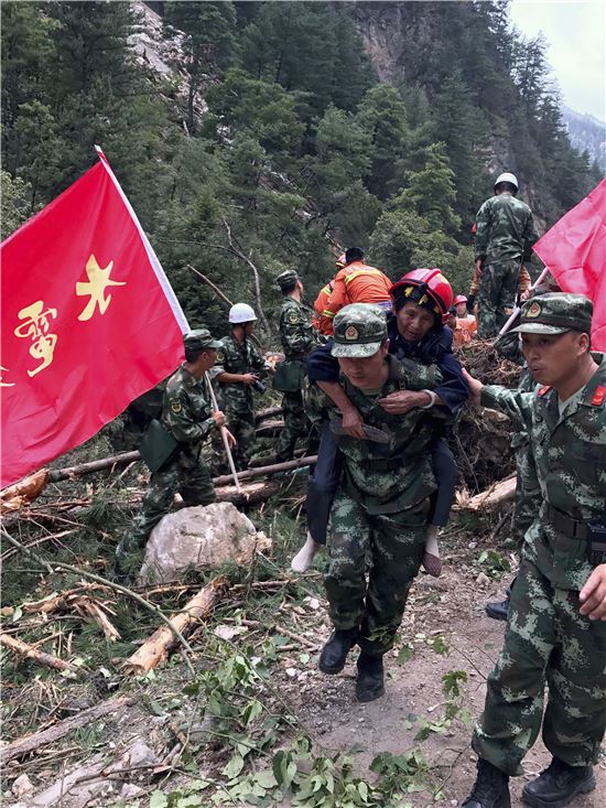 [포토]쓰촨성 지진 현장서 구조되는 주민들