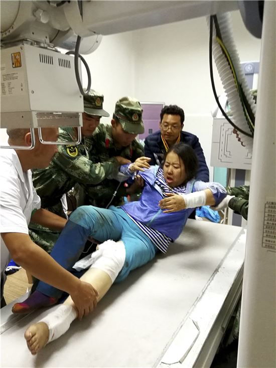 [포토]쓰촨성 지진 현장서 구조되는 주민들