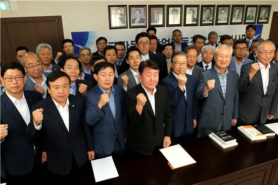 신달석 한국자동차산업협동조합 이사장(앞줄 왼쪽 네번째)과 조합원들이 9일 기자회견을 열고 최근 어려움을 호소하고 있다.