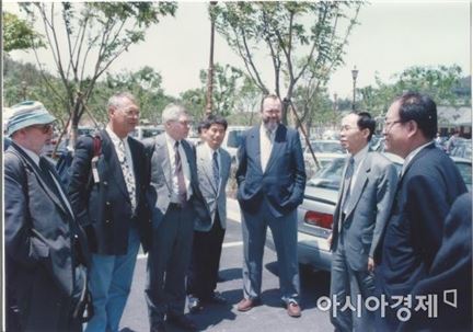 1997년 5월17일 5.18국립묘지 주차장에서 외신기자들에게 5.18당시 상황을 설명하는 이재의 씨(오른쪽에서 두번째). 독일 ARD 기자 위르겐 힌츠페터(왼쪽에서 두번째)는 주의 깊게 설명을 듣고 있다. [사진=창비 블로그]