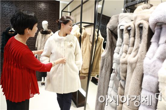 롯데백화점 광주 "무더위 모피 구매 더 싸요"