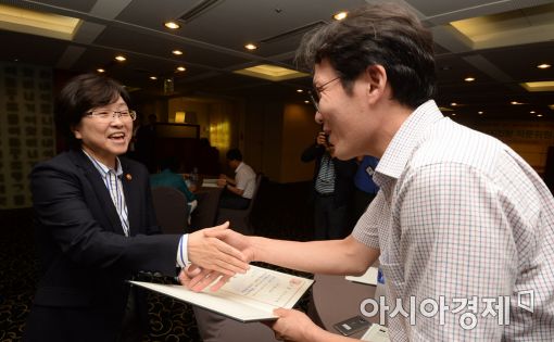 [포토]위촉장 수여하는 김은경 환경부 장관