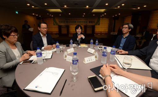 [포토]원탁 테이블에서 인사말하는 김은경 환경부 장관