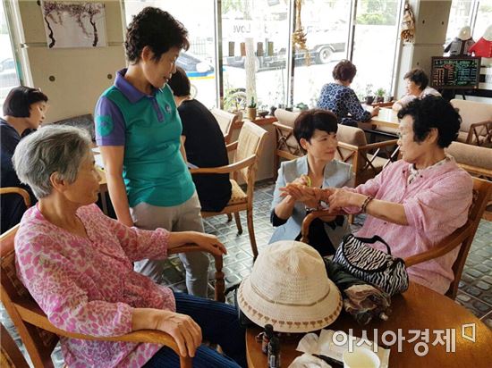 "어르신 삼계탕 드시고~삼복더위에 건강하세요"