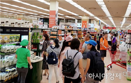 롯데마트, 8월 연휴 특별 행사 진행…보양식·제철과일 할인판매