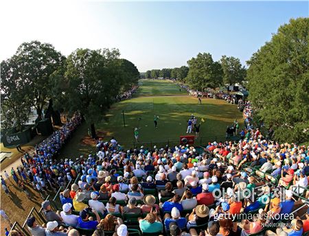 조던 스피스가 PGA챔피언십 첫날 10번홀에서 티 샷을 하고 있다. 샬럿(美 노스캐롤라이나주)=Getty images/멀티비츠 