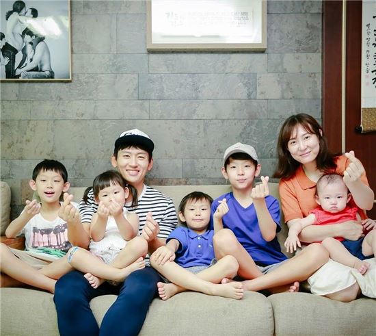 ‘다둥이 아빠’ 박지헌, 문 대통령과 전화 통화 "가문의 영광"