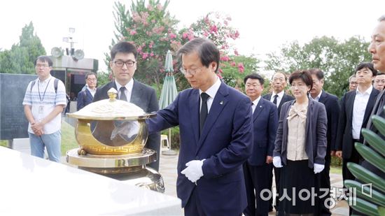 천정배 의원, 당대표 후보 등록 김대중 전 대통령 묘소 참배