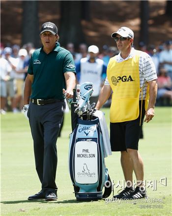 필 미켈슨(왼쪽)이 PGA챔피언십 첫날 샷을 준비하고 있다. 샬럿(美 노스캐롤라이나주)=Getty images/멀티비츠 