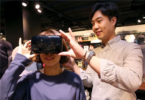 [유통핫피플]온라인 쇼핑도 체험형…진짜같은 'VR매장' 기획 