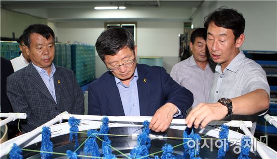 김갑섭 전라남도지사 권한대행, 진도 해삼산업연구센터 방문