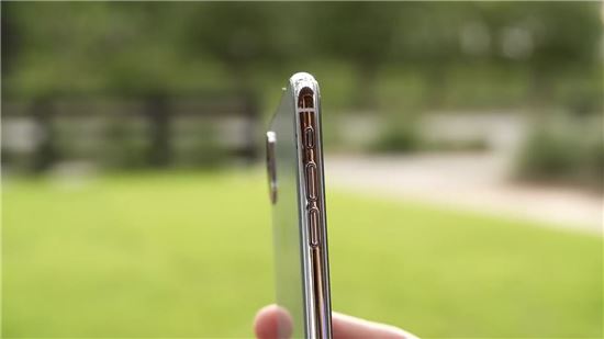 아이폰8 프로토타입 측면(출처=유튜브)