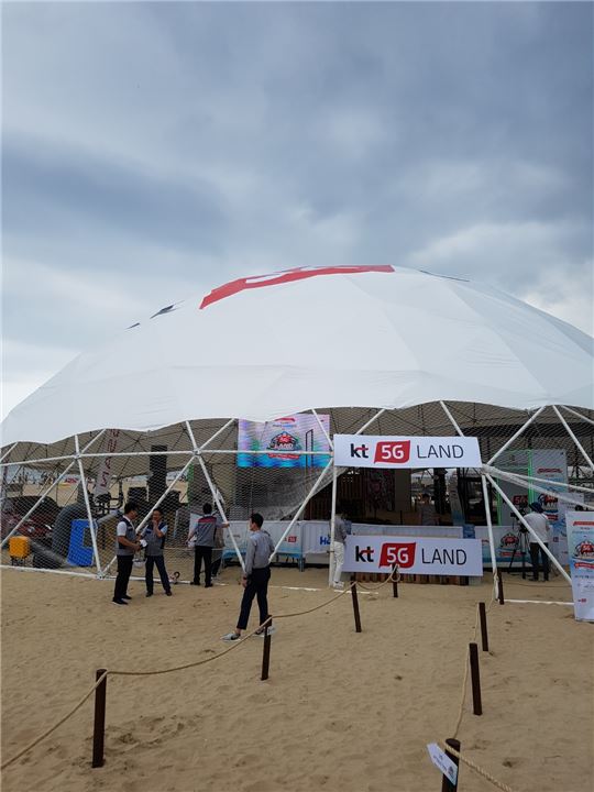 5G랜드는 초대형 돔 텐트 및 이벤트 광장 2개 구역으로 구성됐다. 돔 텐트에 마련된 인공 아이스링크에서는 360도 가상현실(VR), 타임슬라이스를 체험할 수 있었다.