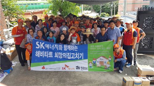 ▲SK 울산콤플렉스 구성원들이 선암동 하개마을 골목길을 찾아 벽화 그리기 자원봉사활동을 하고 있다.