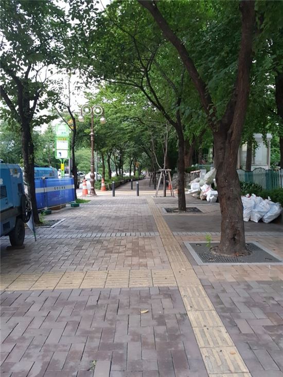 11일 서울 마포구 염리동 염리초등학교 인근 포장마차 거리가 비어있는 모습. 염리동 포장마차들이 이주 여름휴가를 떠났다.  