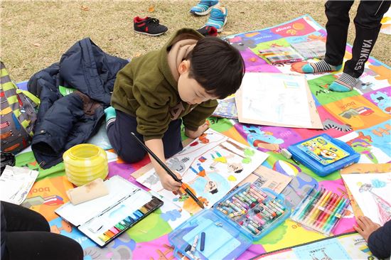 지난해 '대한민국 어린이 푸른나라 그림대회' 본선에 참가한 어린이가 그림을 그리고 있다.(제공=현대차) 

 