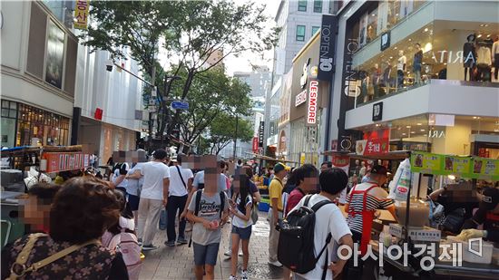 13일 오후 명동 길거리가 관광객들로 붐비고 있다. 