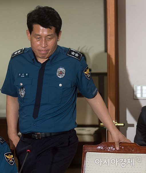 [포토]경찰 지휘부 회의 참석하는 강인철 전 광주경찰청장