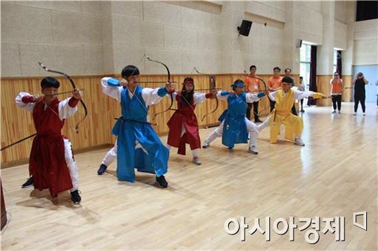 지난 11일 광주 북구 시화문화관에서 “대한민국의 문화체육 전통무예에서 길을 찾다”는 행사에서 청소년들이 절도 있는 자세로 활쏘기 시연을 선보이고 있다. 사진=울림