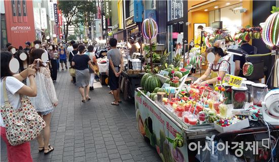 [르포-노점상의 눈물①]중국인 사라진 뒤 5개월…"입에 풀칠하기도 힘들다" 