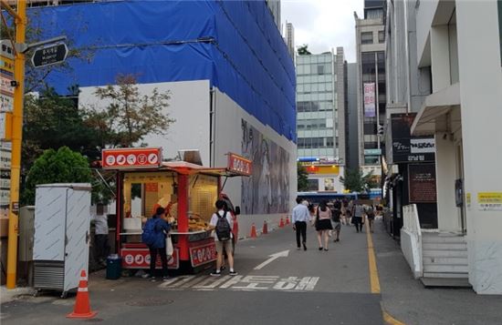 13일 노점상 거리로 알려진 강남구 무지개길에는 노점상 한 곳만 영업하고 있었다. 떡볶이를 판매하는 노점상 A씨는 "다음 달 말까지 건물 신축 공사로 17명이 돌아가면서 영업을 해야한다"고 울먹였다. (사진=조호윤 기자)