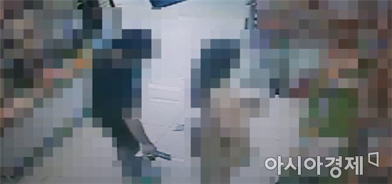 한 남성이 몰래 자신의 스마트폰을 이용해 여성을 촬영하고 있다. 이날 몰카 용의자는 현장에서 바로 경찰에 붙잡혔다/사진=지하철경찰대 제공