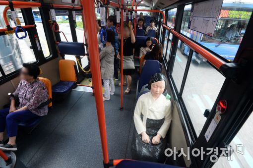 [포토]151번 버스에 설치된 평화의 소녀상