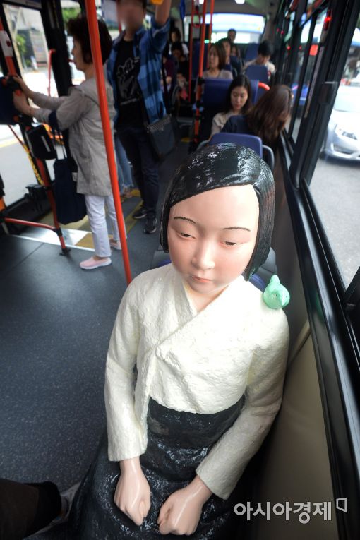 '세계 일본군 위안부 기림일'인 14일 서울 시내버스 151번에 일본군 위안부 피해자들의 아픔을 기억하기 위한 평화의 소녀상이 설치돼 있다. (사진=문호남 기자)