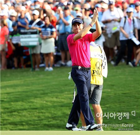 저스틴 토머스가 PGA챔피언십 최종일 우승이 확정되는 순간 환호하고 있다. 샬럿(美 노스캐롤라이나주)=Getty images/멀티비츠