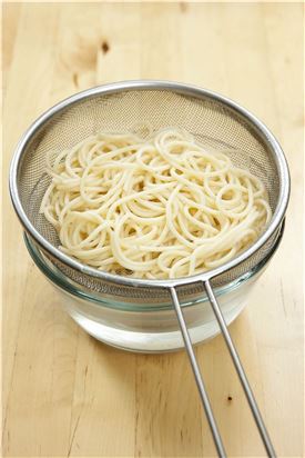 1. 스파게티는 끓는 물에 소금을 약간 넣고 8분간 삶아 건진다. 