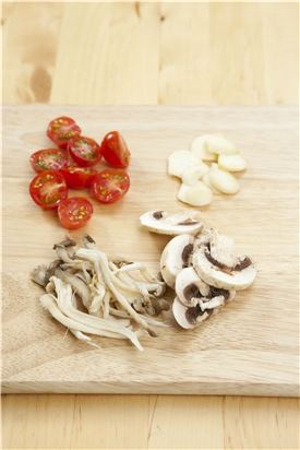 2. 방울토마토는 반으로 가르고, 마늘은 편으로 썰고, 느타리버섯은 가닥가닥 떼어내고, 양송이버섯은 모양대로 편으로 썬다. 