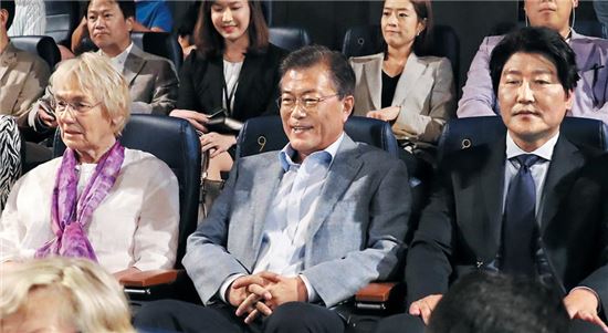 문재인 대통령이 13일 서울 용산의 한 영화관에서 5·18 광주 민주화운동을 소재로 한 영화 '택시운전사'를 관람하고 있다./사진=청와대 제공
