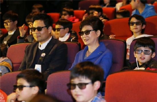 2014년 1월 박근혜 전 대통령이 영화 '넛잡'을 관람하는 모습/사진=청와대 제공