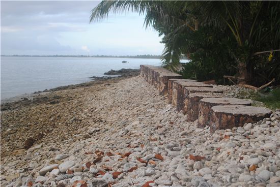 ▲투발루 푸나푸티 해변에는 해수면 상승을 막기 위한 콘크리트 방어벽을 쉽게 볼 수 있다.