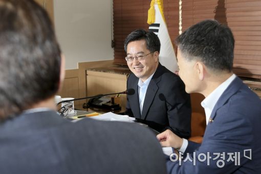[포토]미소 보이는 김동연 부총리