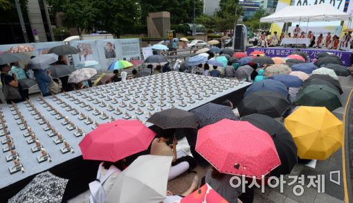 [포토]우산 쓰고 위안부 기림일 미사 참석한 시민들