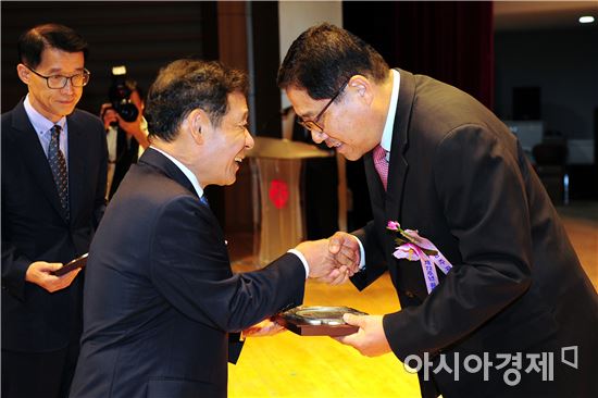 윤장현 광주광역시장이 15일 오전 시청 3층 대회의실에서 열린 ‘제72주년 광복절 경축식’에 참석해 나라사랑 유공자 표창을 하고 있다. / 광주광역시 제공