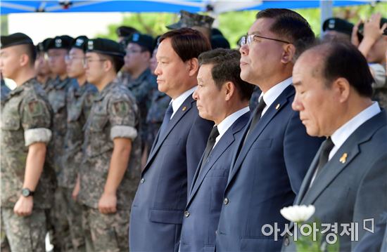 윤장현 광주광역시장은 제72주년 광복절인 15일 오전 서구 상무시민공 독립운동기념탑을 찾아 이은방 광주시의회 의장, 장휘국 광주시교육감, 광복회원 등과 함께 헌화 ·분향을 하며 애국지사들의 숭고한 애국정신을 기렸다./광주광역시 제공 