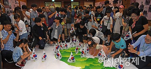 [포토]72개 태극기로 만든 한반도