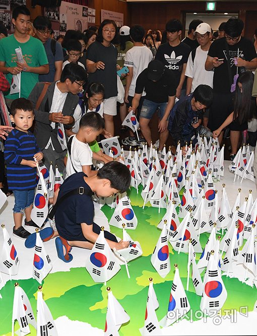 [포토]'1세부터 72세까지 모여 만드는 태극기 한반도'