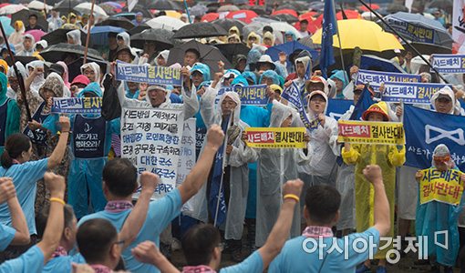 [포토]구호 외치는 '전국노동자대회' 참가자들