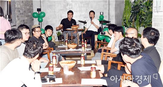 [포토]천정배 후보, 청년들과의 대화 '천정배를 보여줘!' 진행