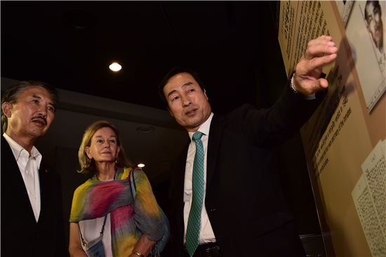 국가보훈처 초청으로 우리나라에 온 독립유공자 후손 40여 명이 14일 서대문형무소역사관을 찾은 가운데 문석진 서대문구청장(오른쪽)이 도산 안창호 선생 손자인 로버트 안(Robert Ahn) 씨에게 도산 선생에 관한 전시물을 안내하고 있다. 가운데는 로버트 안 씨의 부인인 헬렌 안(Helen Ahn) 씨.