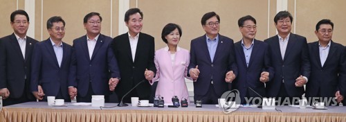 [이미지출처=연합뉴스] 추미애 더불어민주당 대표, 이낙연 국무총리, 장하성 청와대 정책실장 등이 16일 오전 국회에서 열린 고위 당정청회의에서 손을 잡고 기념촬영을 하고 있다.  왼쪽부터 김영록 농림부 장관, 김동연 경제부총리, 김태년 정책위의장, 이낙연 국무총리, 추미애 대표, 우원식 원내대표, 장하성 청와대 정책실장, 이춘석 사무총장, 전병헌 정무수석