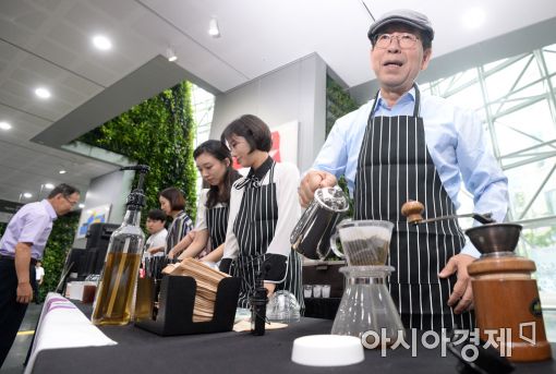 [포토]바리스타로 변신한 박원순 서울시장