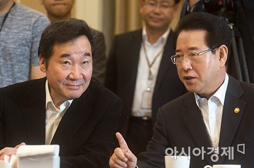 이낙연 국무총리(왼쪽)과 김영록 농림축산식품부 장관이 16일 국회에서 열린 고위당정청회의에서 대화를 나누고 있다.