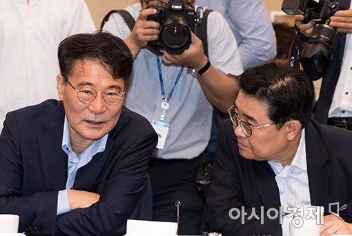 [포토]이야기 나누는 장하성·전병헌