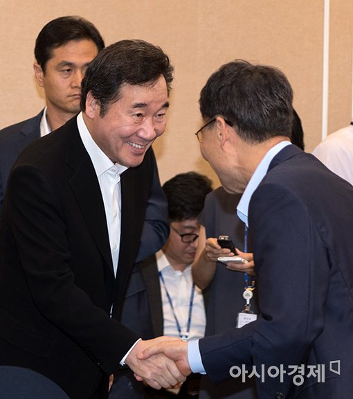 [포토]장하성 정책실장과 인사하는 이낙연 총리