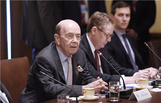 코너 몰리는 中, 로스 美상무장관까지 비난